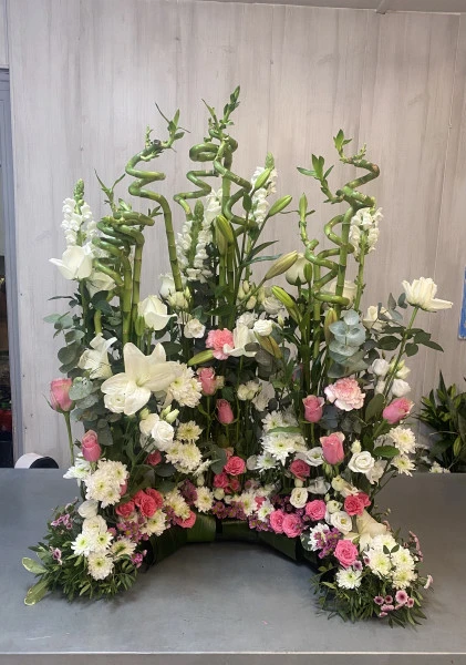 dessus de cercueil rose et blanc 