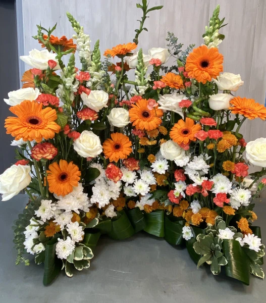 dessus de cercueil orange et blanc  