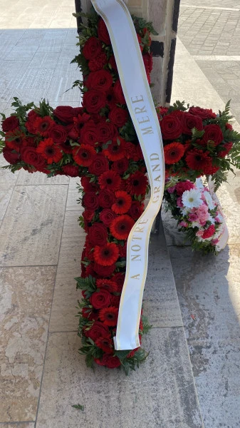 croix toute en rouge