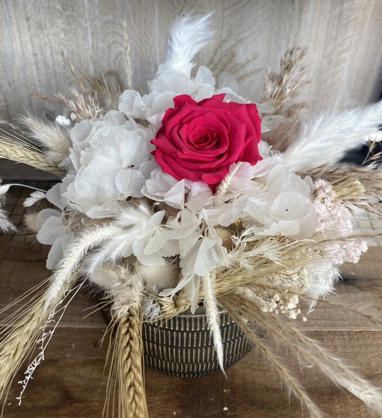 Pot noir et dorée fleurs séchée rose éternelle rose 